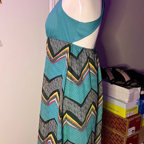 Colorful flowing dress 👗 - Picture 2 of 4